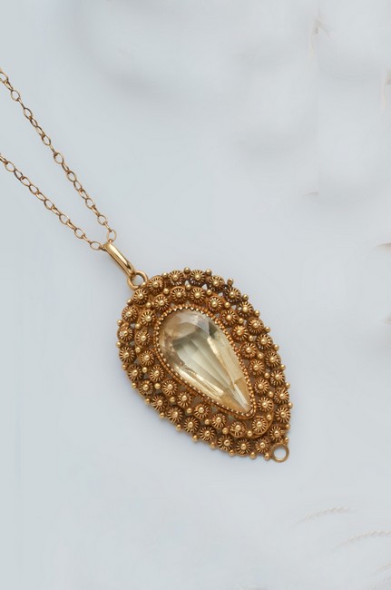PENDENTIF et CHAÎNE en or jaune (750), le...