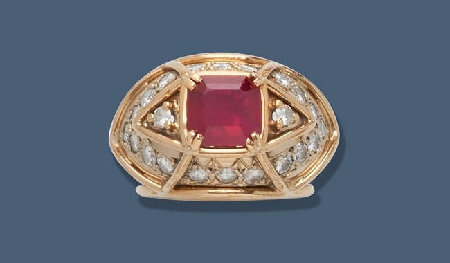 BAGUE dôme à pans en or jaune (750) ornée...