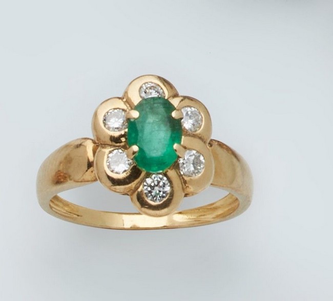 BAGUE fleur en or jaune (750) sertie d'une...