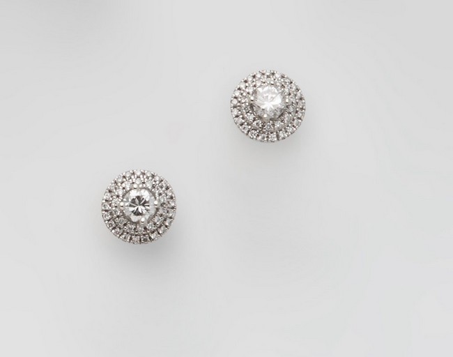 PAIRE DE CLOUS D'OREILLES en or gris (750)...