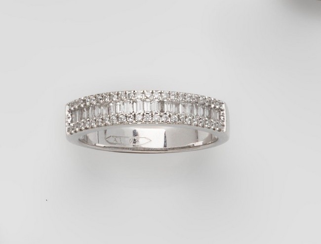 BAGUE jonc demi-alliance en or gris (750)...