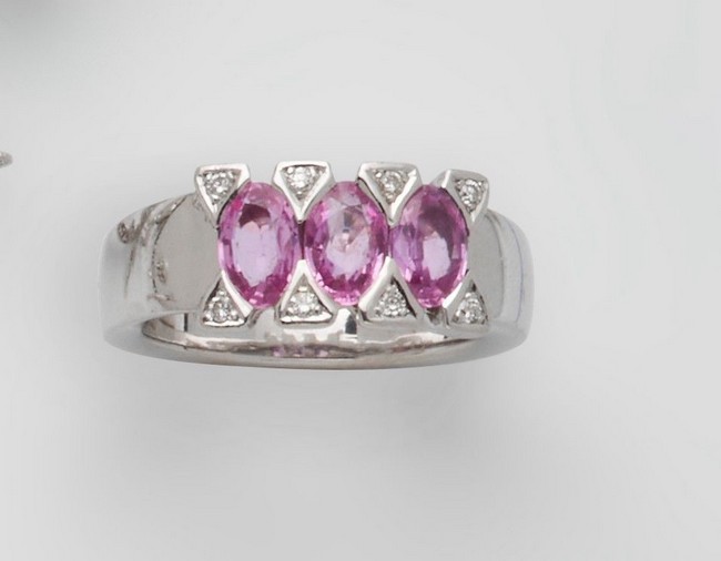 BAGUE en or gris (750) sertie de trois saphirs...