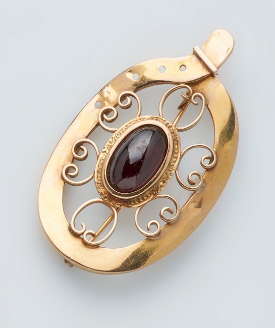 BROCHE OVALE en or jaune (750) sertie d'un...