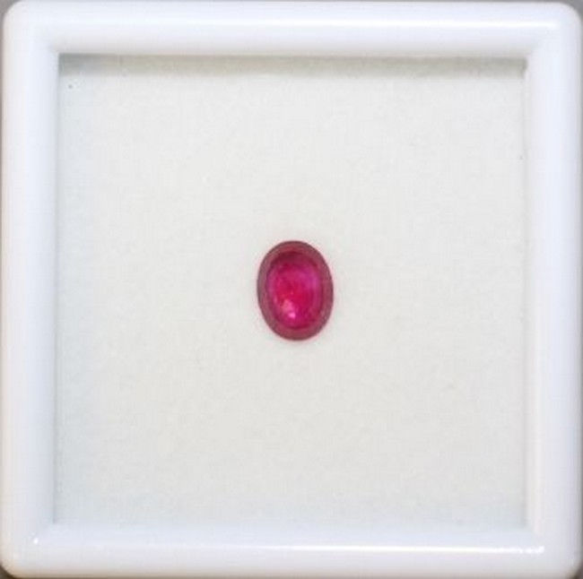 RUBIS taille ovale de 1,03 ct, couleur :...