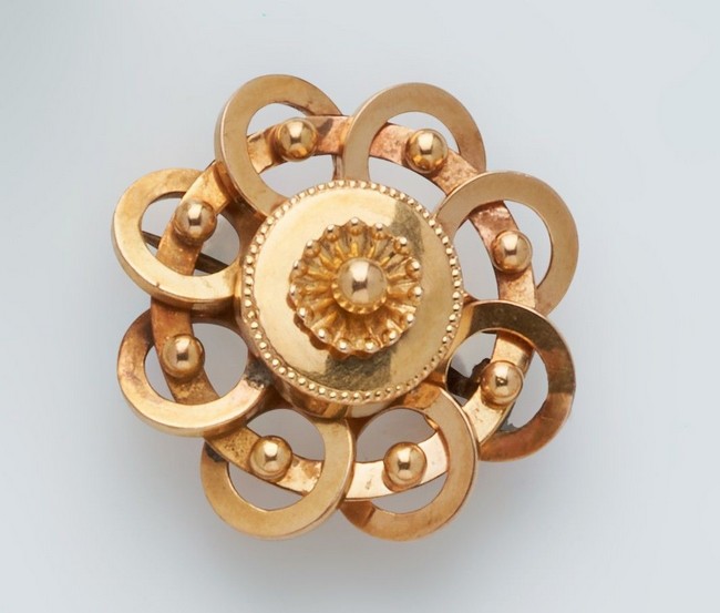 BROCHE RONDE en or jaune (750) stylisant...