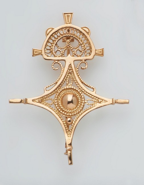 BROCHE ÉTOILE en or jaune (750) ajourée.