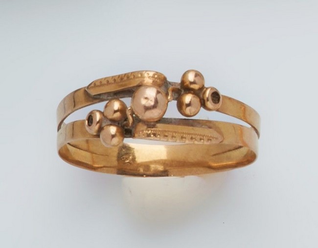 BAGUE en or jaune (750) à motifs de baie...