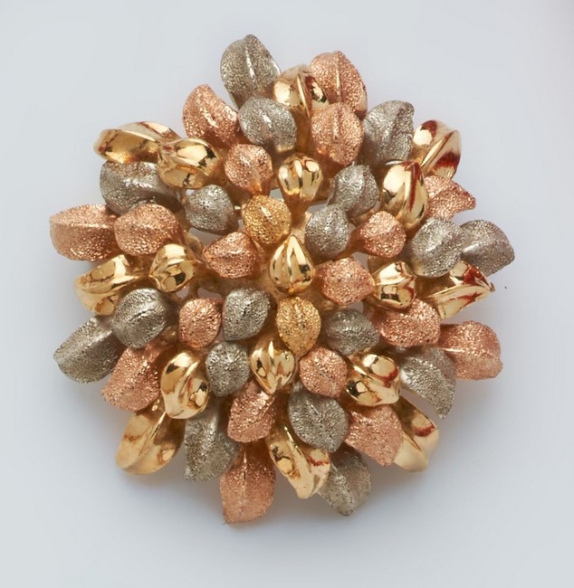 BROCHE ronde en ors jaune, rose et gris (750)...