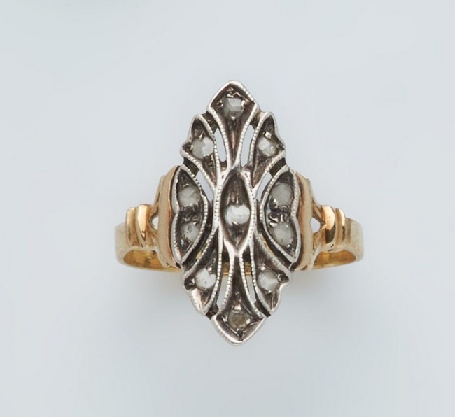 BAGUE MARQUISE en or jaune (750) et argent...
