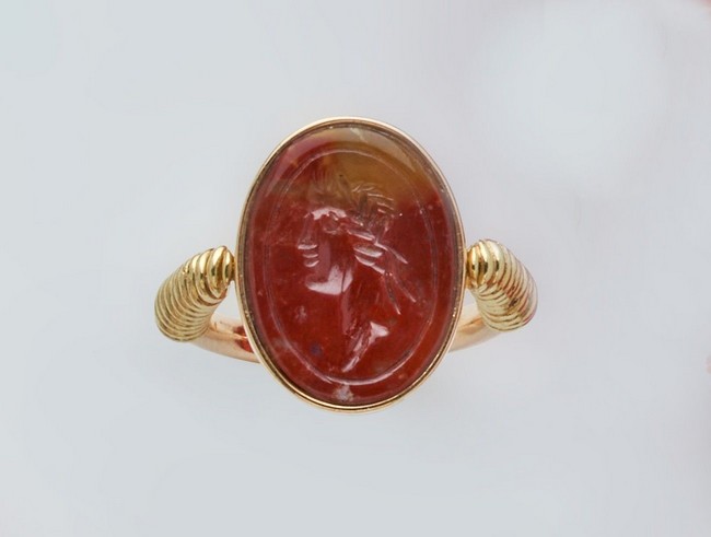 BAGUE en or jaune (750) ornée d'une intaille...
