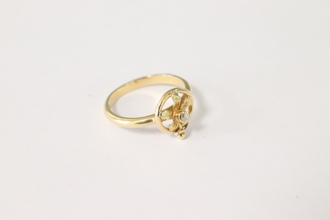 PETITE BAGUE en or jaune (750) sertie d'un...