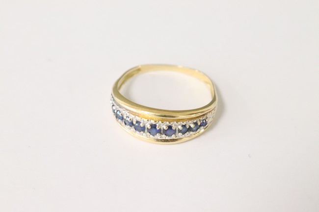 BAGUE en or jaune (750) sertie de pierres...