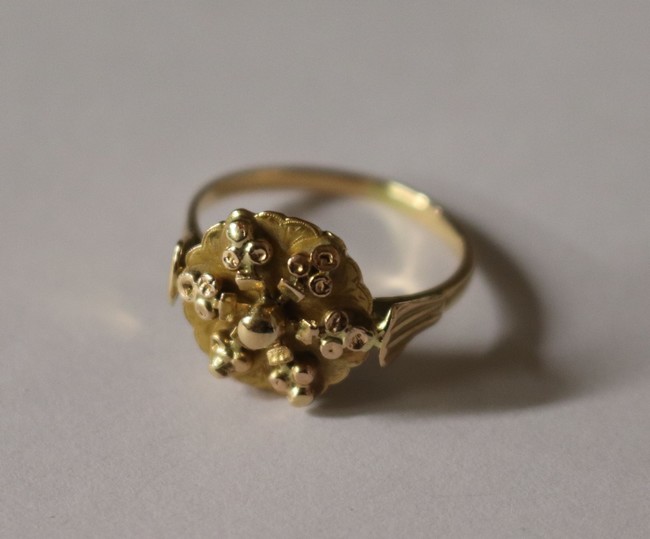 PETITE BAGUE en or jaune (750) à châton rond...