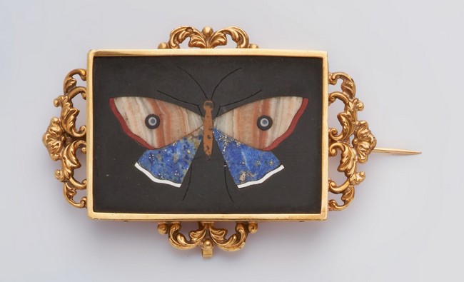 BROCHE RECTANGULAIRE ornée d'une plaque d'onyx...