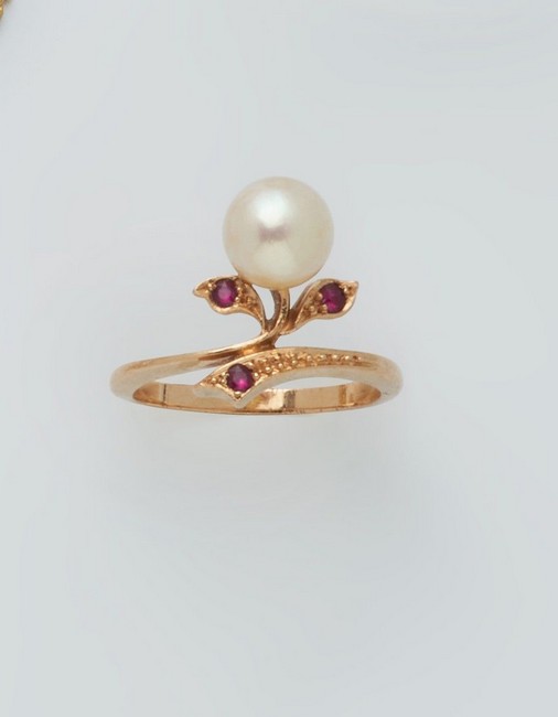BAGUE en or jaune (750) sertie d'une perle...