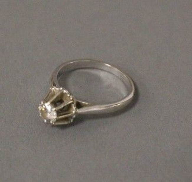 BAGUE en or gris (750) sertie d'un diamant...