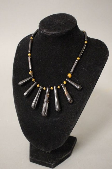 COLLIER à breloques en corail noir (antipathes...
