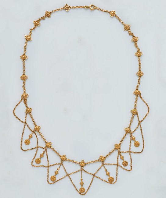 COLLIER en or jaune (750) à maillons polylobés...