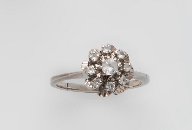 BAGUE MARGUERITE en or gris (750) sertie...