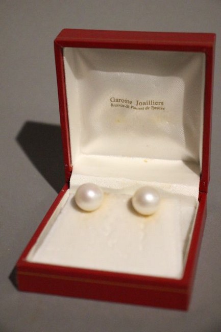 PAIRE DE CLOUS D'OREILLES en perles de culture...
