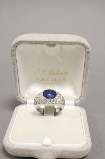 BAGUE en or gris (750) centrée d'un saphir...