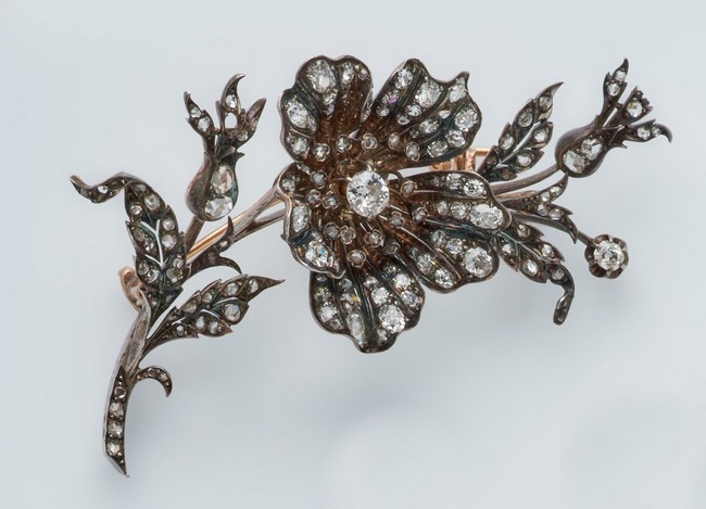 BROCHE TREMBLEUSE articulée en or (750) et...