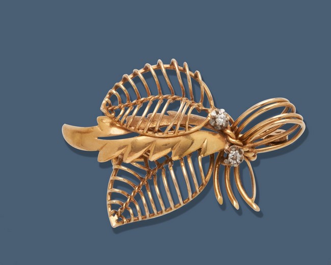 BROCHE feuillage en or (750) et deux petits...