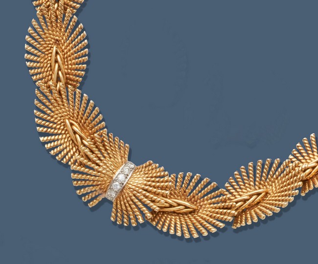COLLIER en or jaune (750) tressé à sept maillons...