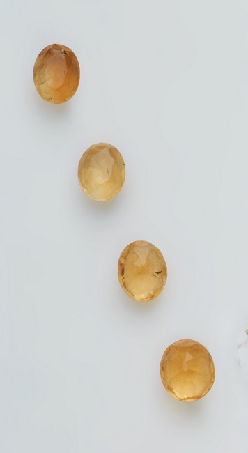 QUATRE CITRINES taille ovale.