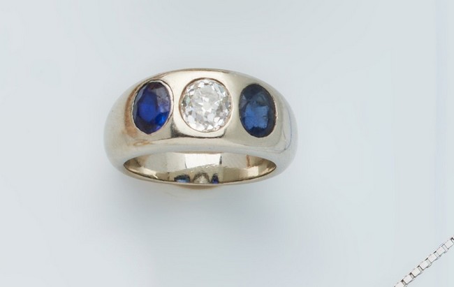BAGUE jonc en or gris (750) ornée d'un diamant...