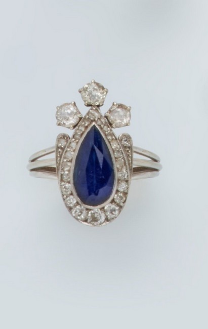 BAGUE en or gris (750) orné d'un saphir en...
