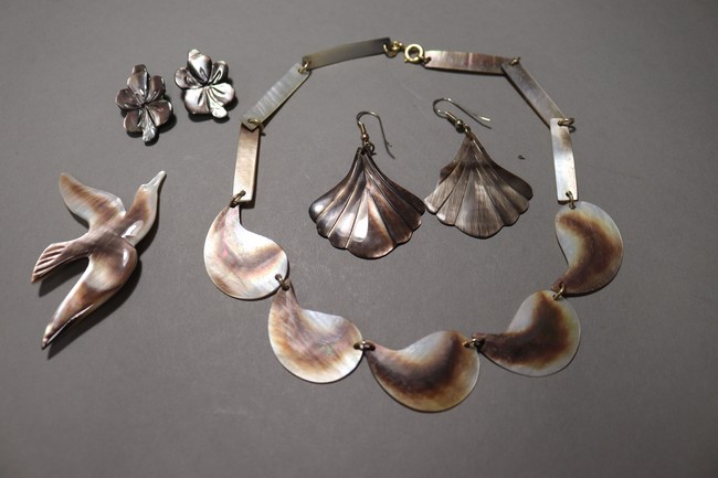 LOT DE BIJOUX en nacre comprenant :