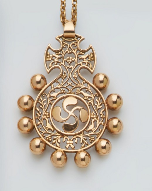 PENDENTIF et CHAÎNE en or jaune (750) à motif...
