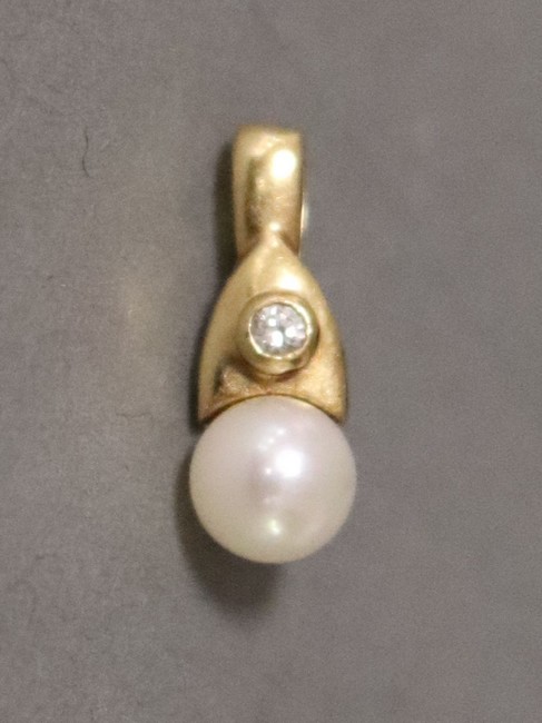 PENDENTIF en or (750), perle de culture et...