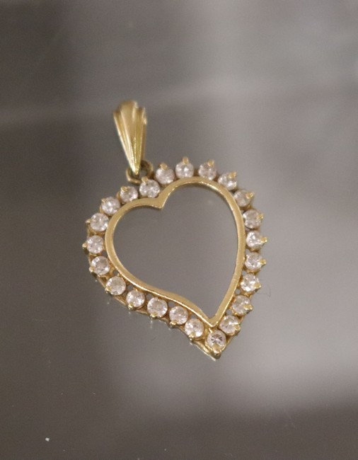 PENDENTIF CŒUR en or (750) serti de petits...
