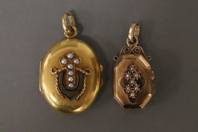 DEUX PORTE-PHOTOS PENDENTIFS en or jaune...