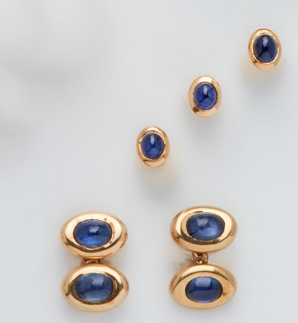 PAIRE DE BOUTONS DE MANCHETTES et TROIS BOUTONS...