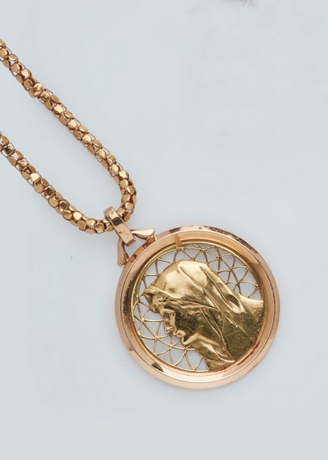 COLLIER en or jaune (750) avec MÉDAILLE ajourée...
