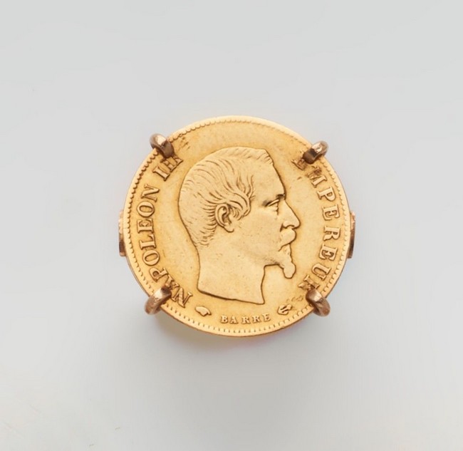BAGUE en or jaune (750) ornée d'une pièce...