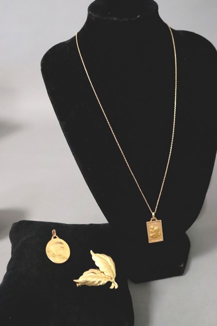LOT DE BIJOUX en or jaune (750) comprenant...