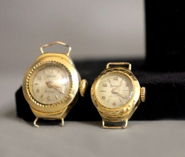 DEUX PETITS BOÎTIERS DE MONTRE bracelet,...