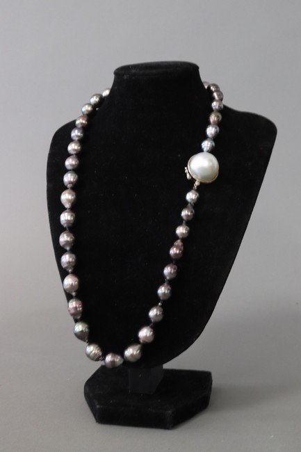 COLLIER de 38 perles grises de culture, de...