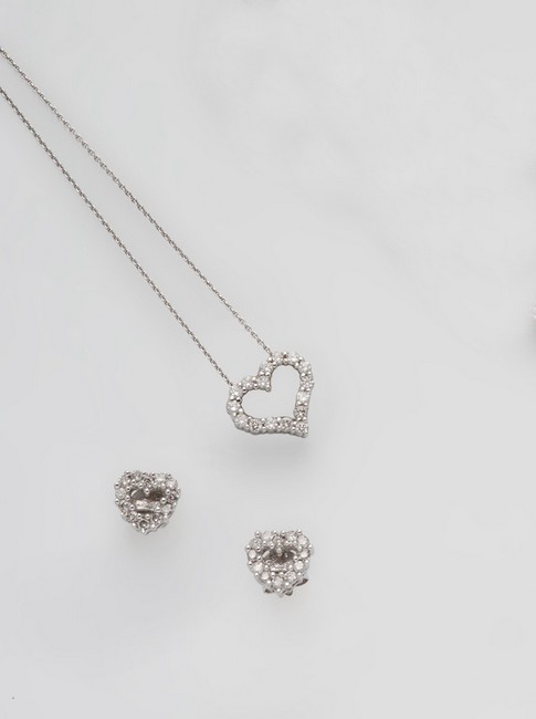PARURE en or gris, comprenant un COLLIER-PENDENTIF...
