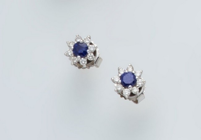 PAIRE DE CLOUS D'OREILLES en or gris (750)...