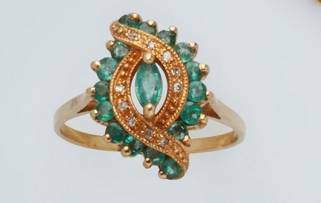 BAGUE en or jaune (750) en entrelacs de petites...