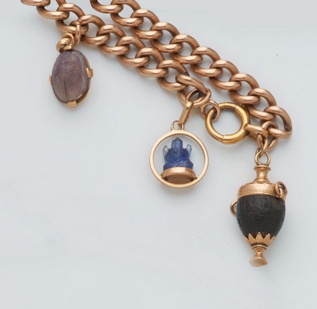 BRACELET CHANCE en or (750) avec trois breloques...