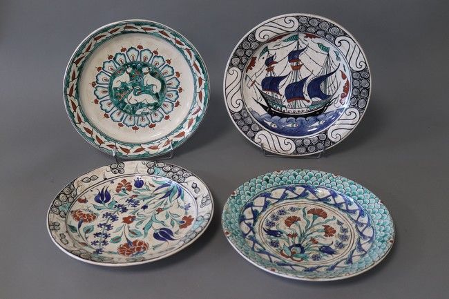 SUITE DE QUATRE PLATS ronds décoratifs en...