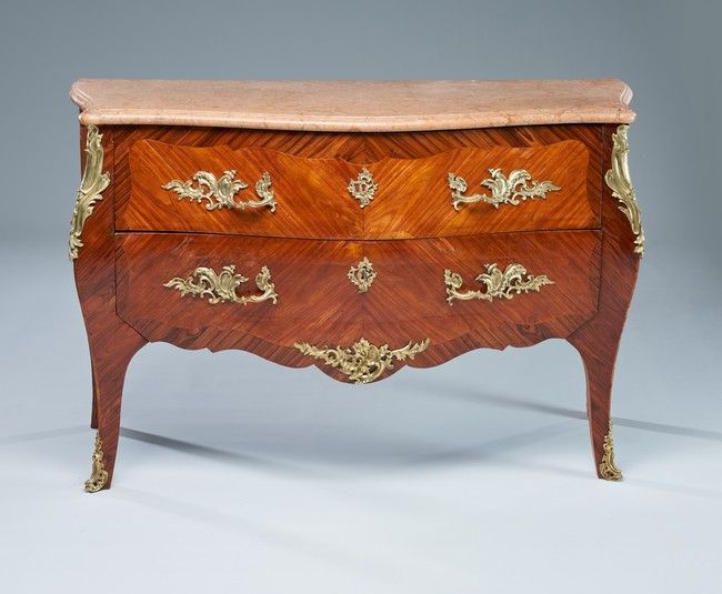COMMODE galbée toutes faces en placage de...