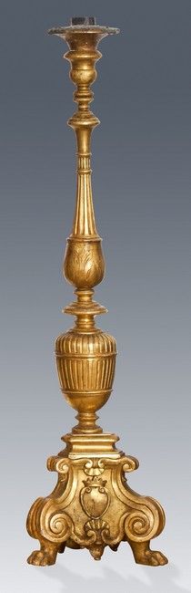 TORCHÈRE en bois sculpté et doré à fût balustre...