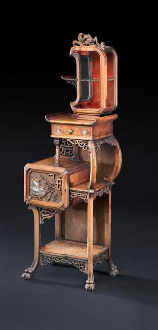 PETITE VITRINE ASYMÉTRIQUE en hêtre et placage...